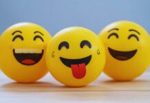 Cosa significano (davvero) queste emoji: se le usi male in chat fai la figura del boomer Cosa significano (davvero) queste emoji