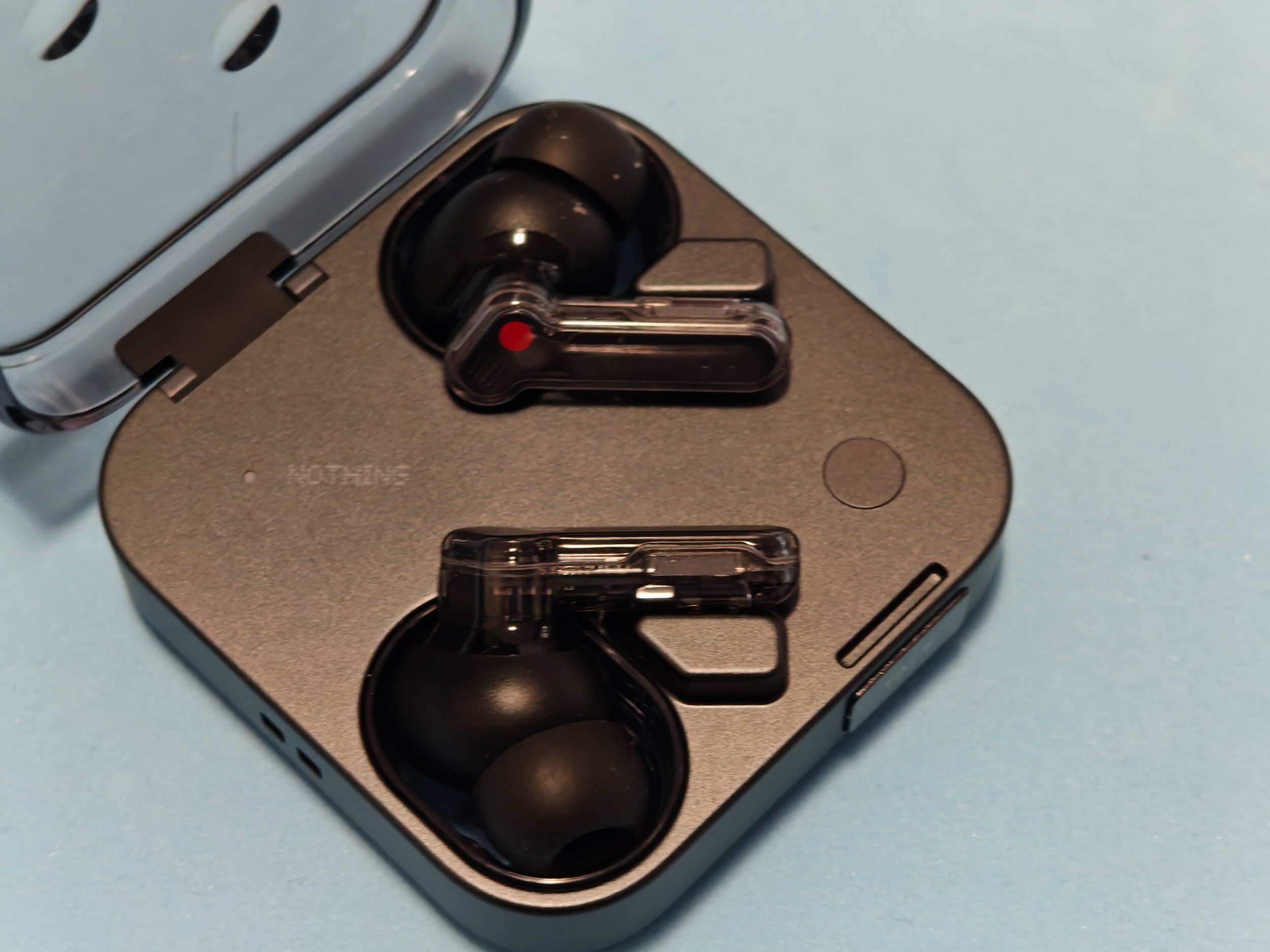 Recensione Nothing Ear (3), l'evoluzione premium degli auricolari trasparenti con Super Mic integrato - macitynet.it Recensione Nothing Ear (3), l'evoluzione premium degli auricolari trasparenti con Super Mic integrato - macitynet.it