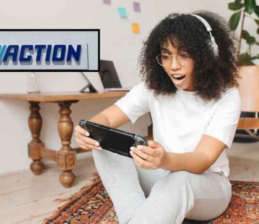 Nel volantino Action arrivano giochi switch e regali da urlo: il tuo Natale è salvo Ragazza con Nintendo Switch