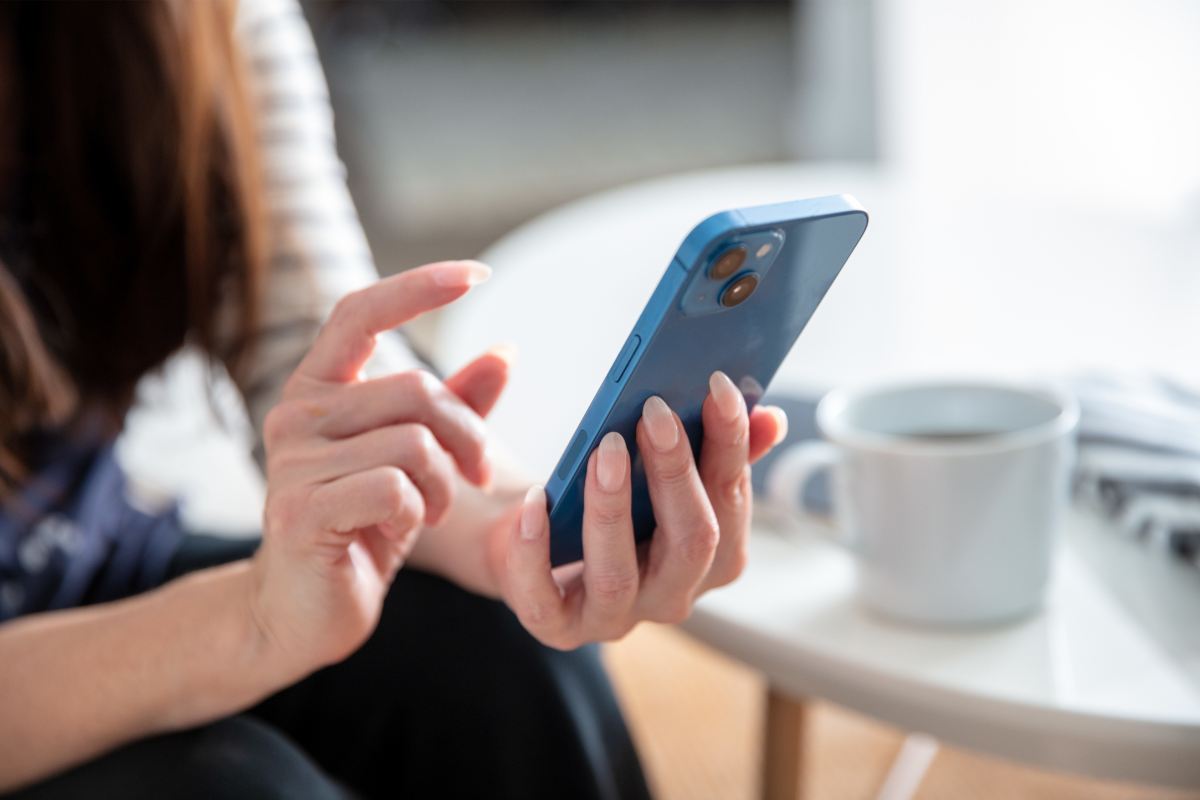 Ragazza con smartphone