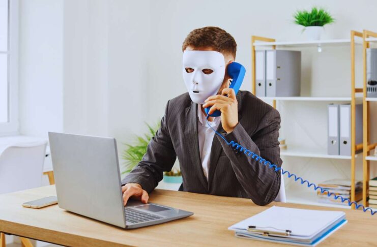 Se ti chiama questo numero, spingi subito il pulsante rosso