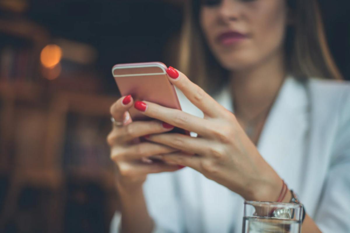 sistema per dire addio alle chiamate fastidiose donna al cellulare