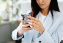 Memoria infinita sul tuo smartphone? Ecco i 2 metodi segreti che nessuno ti ha mai detto donna con smartphone