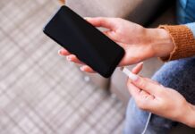 Smartphone in pericolo, questi caricabatterie stanno rovinando il tuo cellulare: controlla se ce l’hai anche tu Smartphone in pericolo, questi caricabatterie stanno rovinando il tuo cellulare: controlla se ce l’hai anche tu