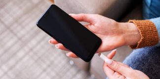 Smartphone in pericolo, questi caricabatterie stanno rovinando il tuo cellulare: controlla se ce l’hai anche tu