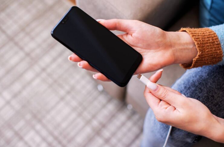Smartphone in pericolo, questi caricabatterie stanno rovinando il tuo cellulare: controlla se ce l’hai anche tu