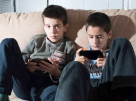 “Mio figlio non riesce a disconnettersi”, i segnali d’allarme della dipendenza tecnologica dei bambini smartphone bambini danni