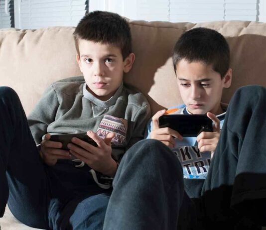 “Mio figlio non riesce a disconnettersi”, i segnali d’allarme della dipendenza tecnologica dei bambini smartphone bambini danni