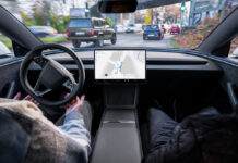 Tesla stupisce i clienti europei con dimostrazioni della guida autonoma (supervisionata) - macitynet.it