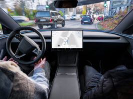 Tesla stupisce i clienti europei con dimostrazioni della guida autonoma (supervisionata) Tesla stupisce i clienti europei con dimostrazioni della guida autonoma (supervisionata) - macitynet.it