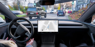 Tesla stupisce i clienti europei con dimostrazioni della guida autonoma (supervisionata) - macitynet.it