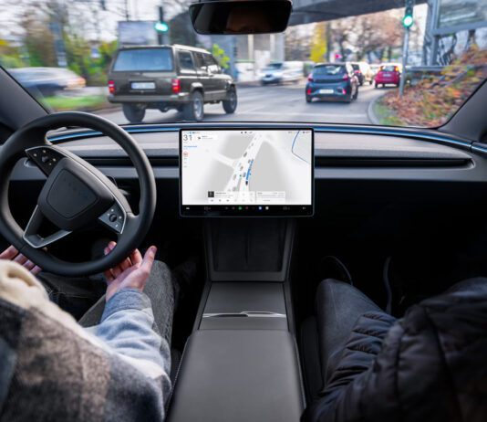 Tesla stupisce i clienti europei con dimostrazioni della guida autonoma (supervisionata) - macitynet.it