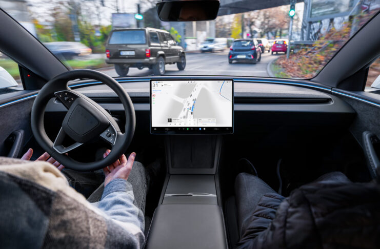 Tesla stupisce i clienti europei con dimostrazioni della guida autonoma (supervisionata) - macitynet.it