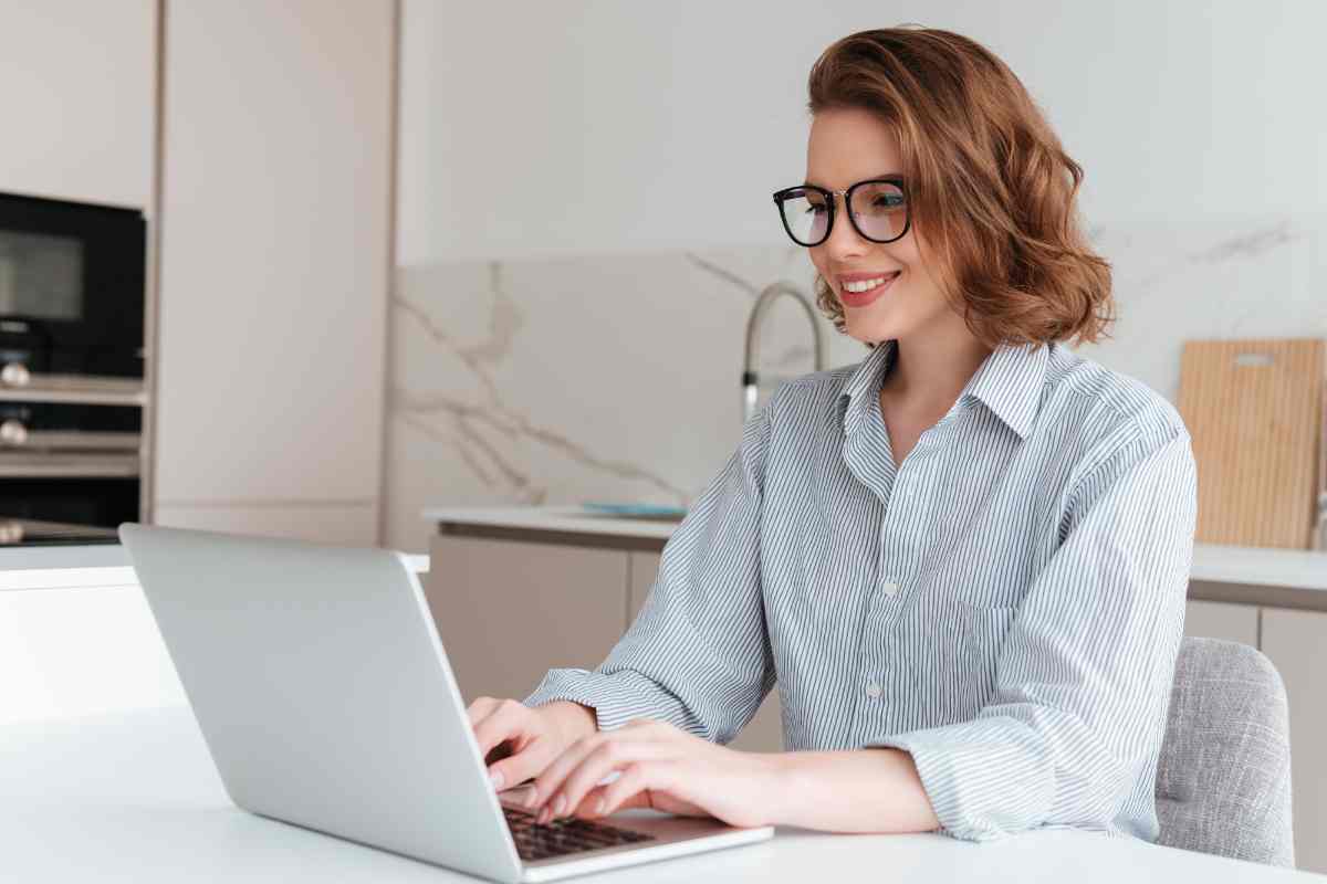 Donna al PC La carta d’identità elettronica consente l’accesso ai servizi online