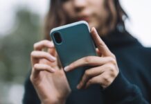 Addio allo storico operatore, questi smartphone smetteranno di funzionare subito: cambia gestore ora Donna con smartphone