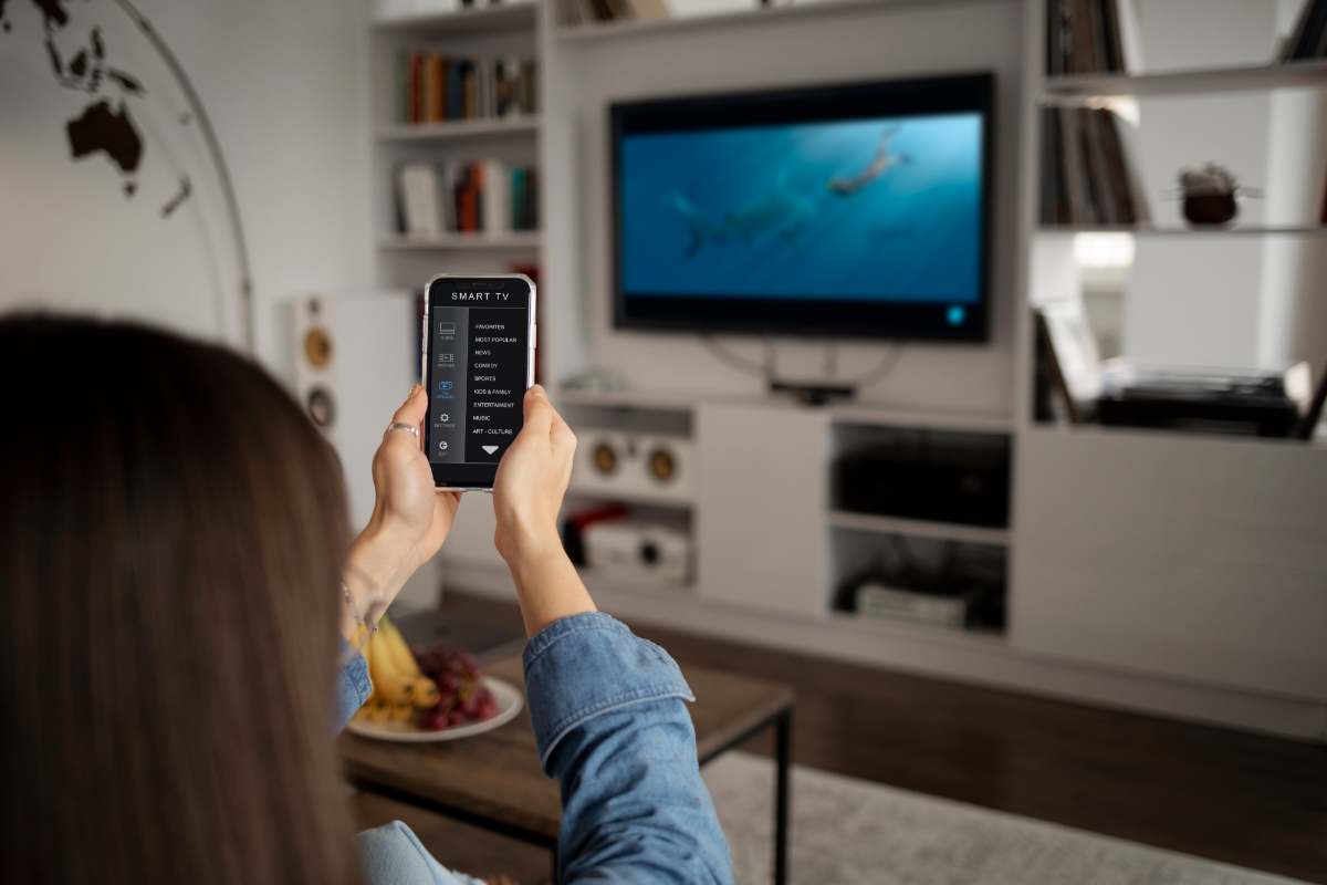 persona davanti alla TV Le opzioni segrete della Fire TV Stick