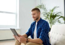 Ci sai fare con la tecnologia? Per te 500 euro al mese: la nuova iniziativa da non perdere Uomo con tablet