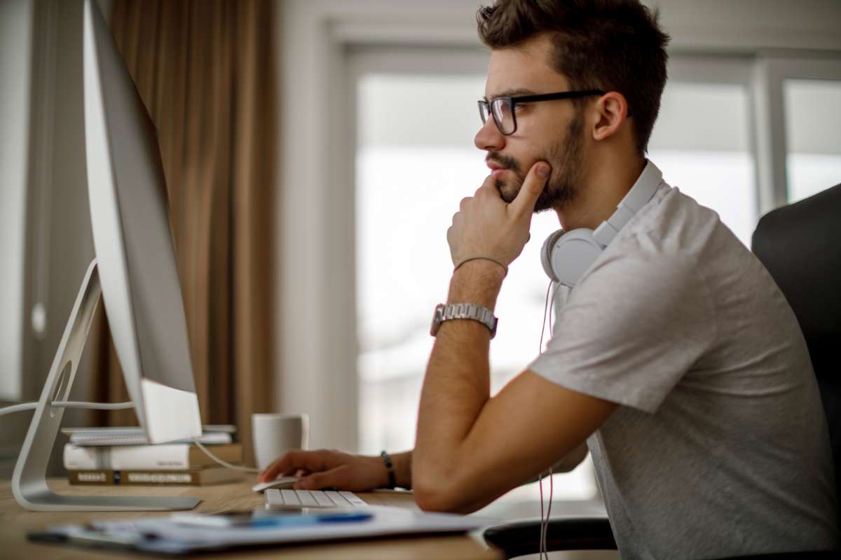 Uomo davanti pc Uomo davanti pc