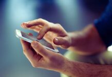 WhatsApp su iPhone cambia interfaccia e prepara gli account multipli per tutti