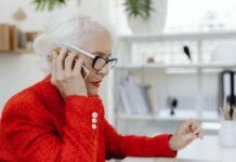 La nuova dipendenza silenziosa: perché sempre più over 65 non riescono più a staccarsi dallo smartphone anziana smartphone
