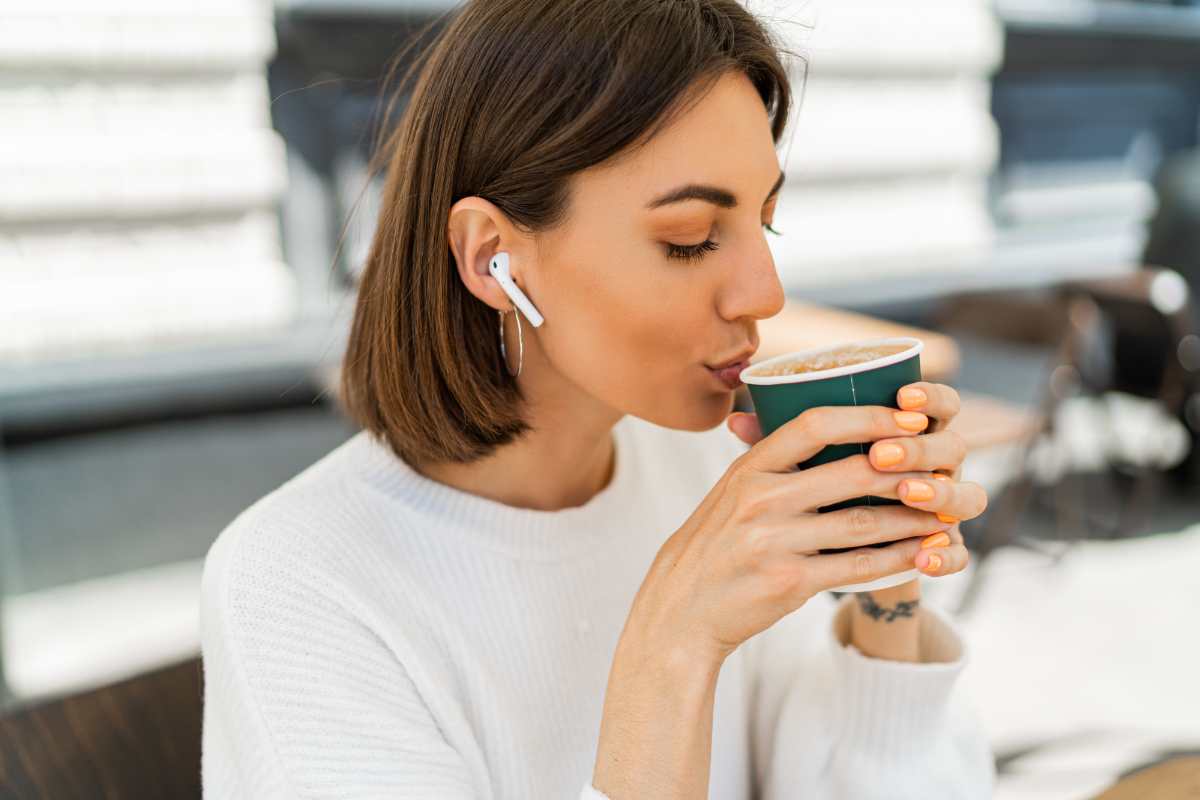 donna con auricolari Bluetooth Aggiornare gli auricolari Bluetooth