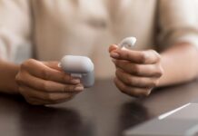 Allarme truffa Auricolari Bluetooth, così li usano per portarti via tutto: fai questa cosa per proteggerti Allarme truffa Auricolari Bluetooth