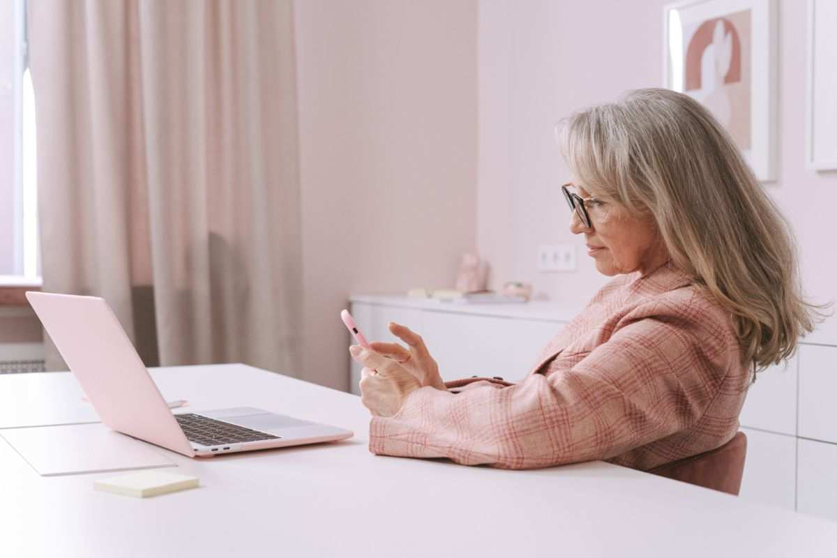 La nuova dipendenza silenziosa: perché sempre più over 65 non riescono più a staccarsi dallo smartphone - macitynet.it La nuova dipendenza silenziosa: perché sempre più over 65 non riescono più a staccarsi dallo smartphone - macitynet.it