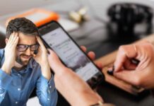 Smartphone vietato sul lavoro, ecco cosa rischi davvero se lo usi: la nuova legge è severissima divieto smartphone lavoro