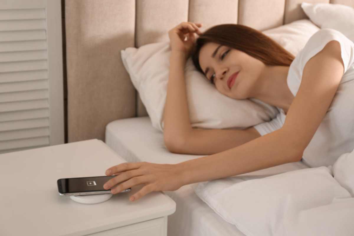 errore ricarica smartphone donna ricaricare smartphone notte