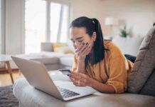 Così i truffatori colpiscono sfruttando la paura digitale: finti messaggi di recupero account donna messaggio truffatori