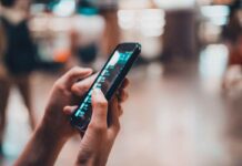 WhatsApp testa il Liquid Glass per la riproduzione dei messaggi vocali