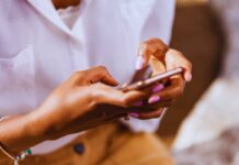 Se tocchi questo pulsante sul tuo smartphone, stai regalando i tuoi dati sensibili a tutti Se tocchi questo pulsante sul tuo smartphone, stai regalando i tuoi dati sensibili