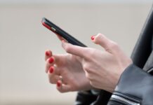 Tariffe telefonia in aumento, come difendersi Telefonia, 5€ in più al mese per questi clienti: il famoso operatore telefonico spaventa gli italiani