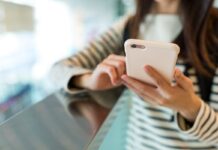 La metà dei viaggiatori italiani si sente tranquilla solo con una connessione dati mobile all’estero tariffe telefono aumento