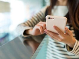 La metà dei viaggiatori italiani si sente tranquilla solo con una connessione dati mobile all’estero tariffe telefono aumento