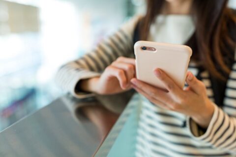 La metà dei viaggiatori italiani si sente tranquilla solo con una connessione dati mobile all’estero