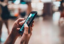 Ti arrivano come fossero messaggi normali: così le nuove truffe online colpiscono tutti senza pietà nuove truffe online con l'IA
