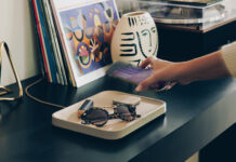 Al CES 2026 Twelve South Valet, lo svuotatasche che diventa hub di ricarica invisibile Al CES 2026 Twelve South Valet, lo svuotatasche che diventa hub di ricarica invisibile - macitynet.it