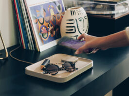 Al CES 2026 Twelve South Valet, lo svuotatasche che diventa hub di ricarica invisibile - macitynet.it