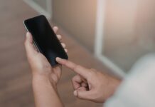 Smartphone, fai subito questo test alla fotocamera: se lo schermo resta nero devi cambiarlo subito Smartphone schermo nero