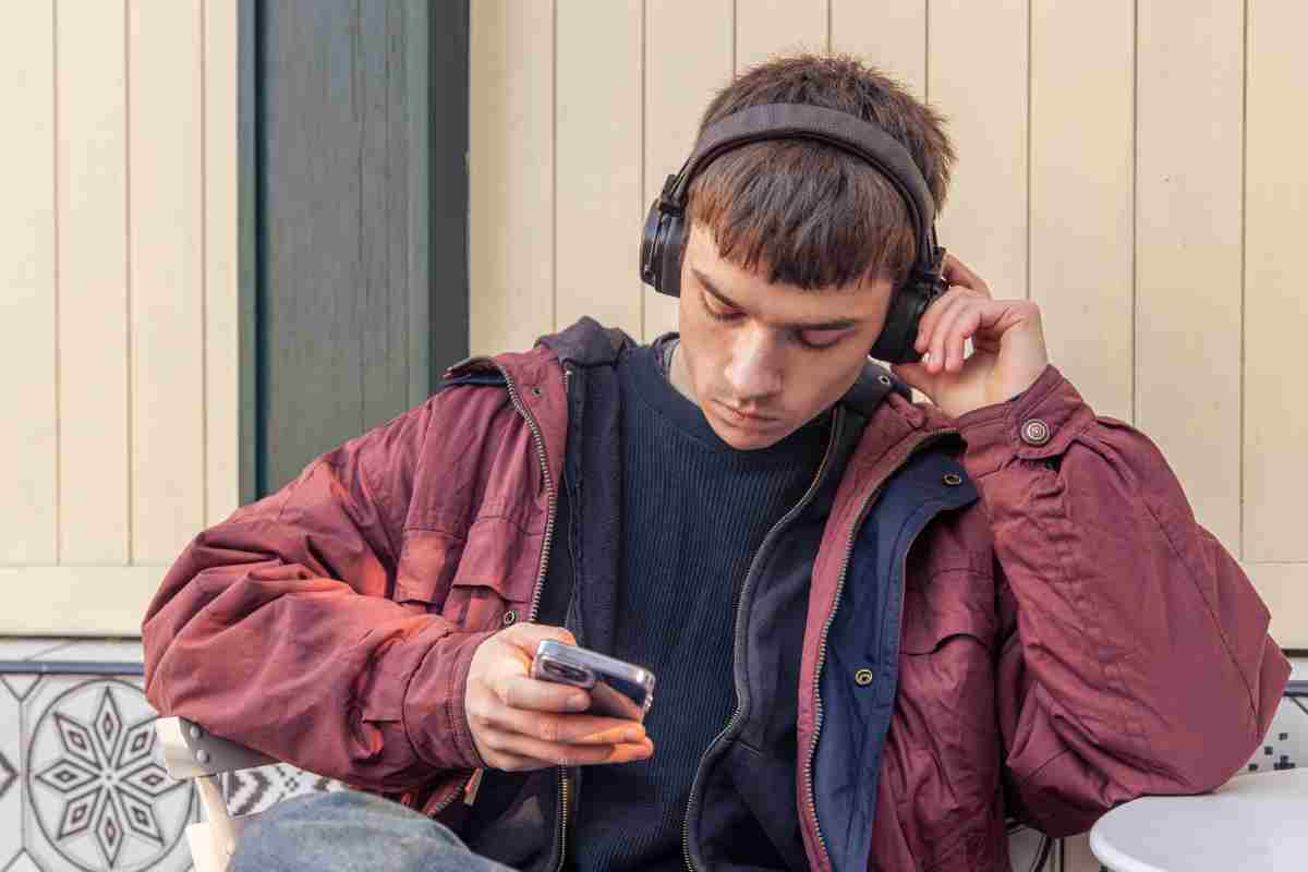 giovane con cuffie e telefonino Con YouTube Music l’esperienza gratuita si restringe