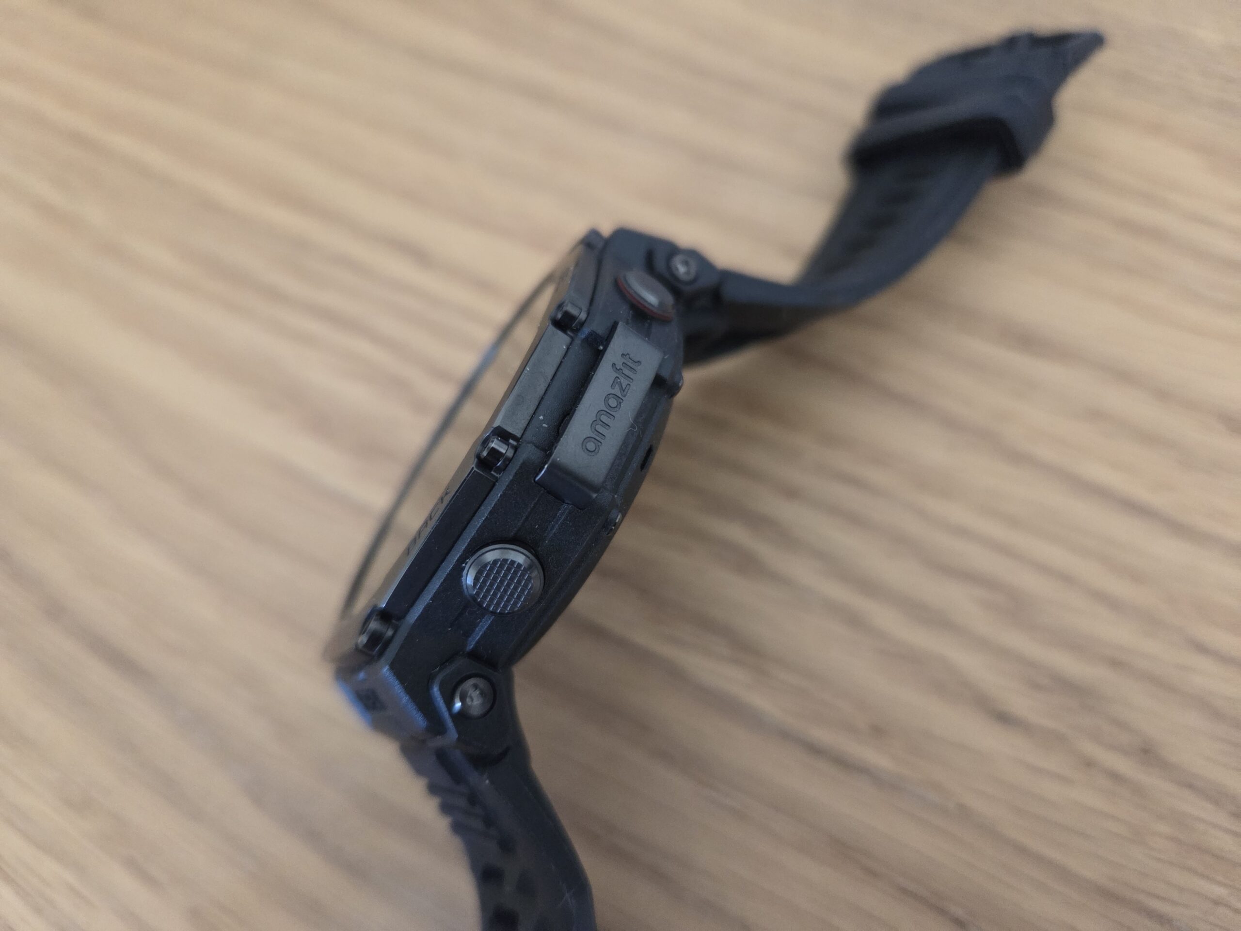In prova Amazfit T-Rex 3 Pro, il dinosauro dei rugged watch che sfida i giganti con titanio e mappe offline - macitynet.it