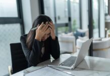 donna indaffarata e stanca