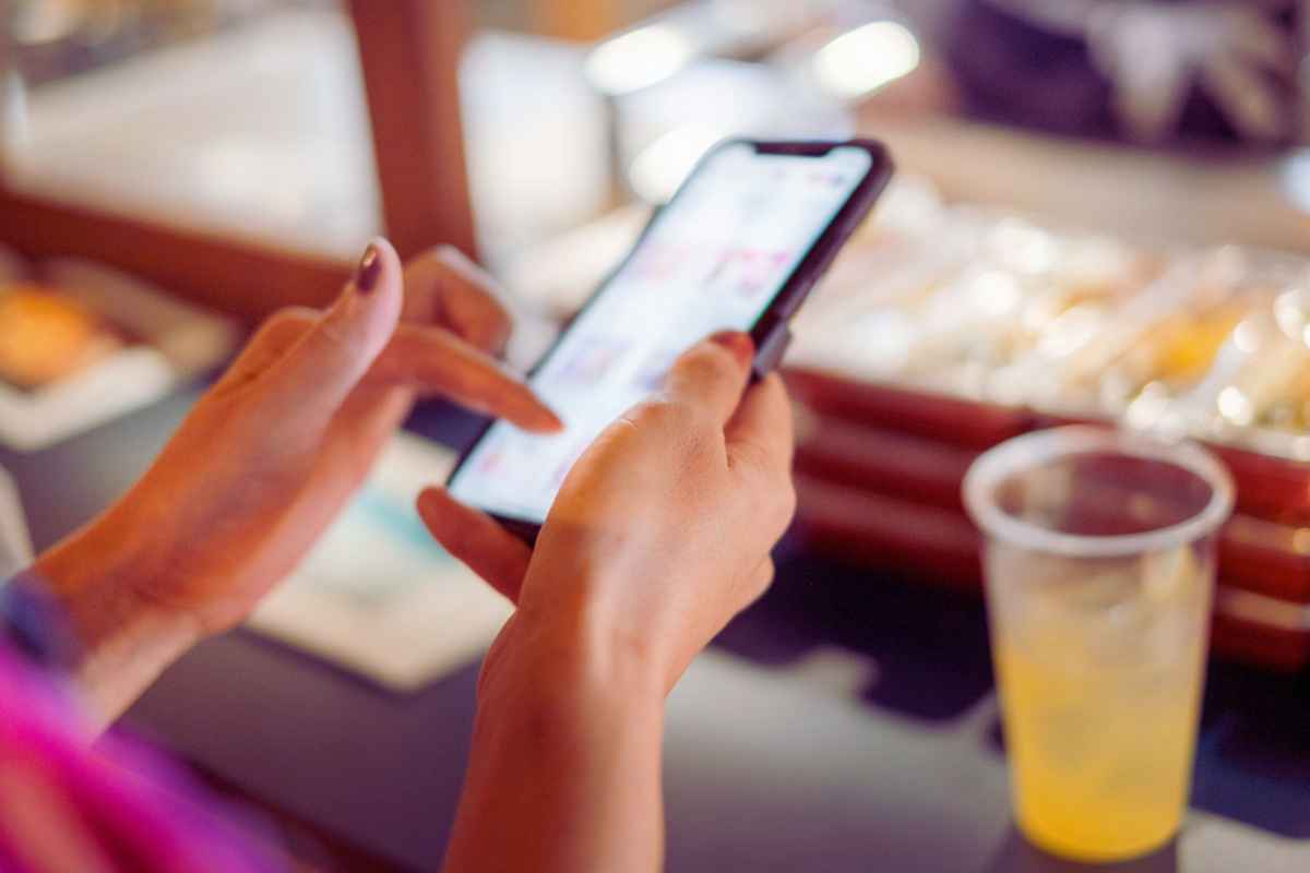 Batteria che si scarica di continuo, lo smartphone non è vecchio: è colpa di questa impostazione - macitynet.it