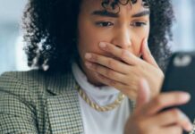 Truffe digitali in aumento, nel mirino anche PagoPA e PEC: cresce l’allarme tra i cittadini donna vittima di truffe digitali