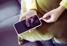 Batteria che si scarica di continuo, lo smartphone non è vecchio: è colpa di questa impostazione - macitynet.it