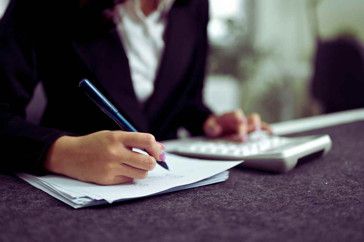 Mano in tasca agli italiani: aumenta la tassa su smartphone e PC e spunta il prelievo a sorpresa - macitynet.it