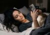 Ora solare 2026, uno su due usa lo smartphone prima di dormire: i rischi per il sonno Smartphone, le donne scrollano lo schermo il doppio del tempo prima di dormire - macitynet.it