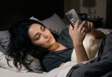 Ora solare 2026, uno su due usa lo smartphone prima di dormire: i rischi per il sonno Smartphone, le donne scrollano lo schermo il doppio del tempo prima di dormire - macitynet.it