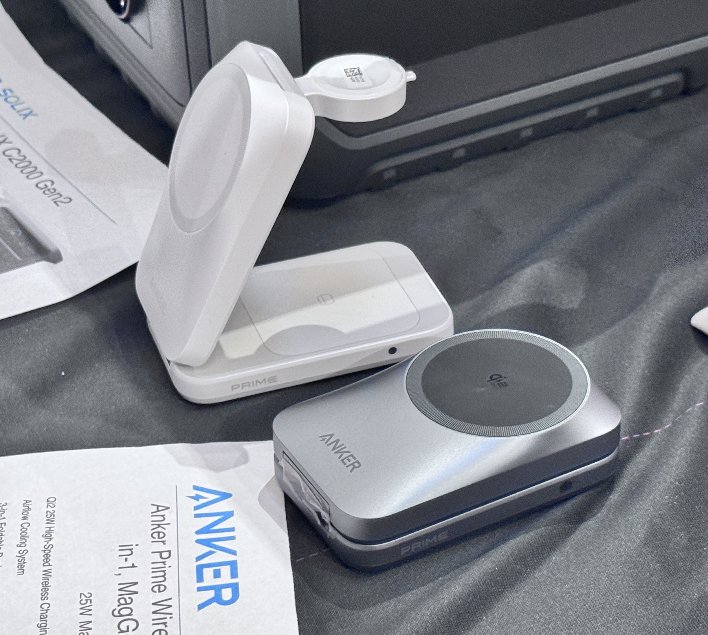 Anker Prime Wireless Charging Station: ricarica Qi2 da 25W con raffreddamento attivo al MWC 2026 - macitynet.it Anker Prime Wireless Charging Station: ricarica Qi2 da 25W con raffreddamento attivo al MWC 2026 - macitynet.it